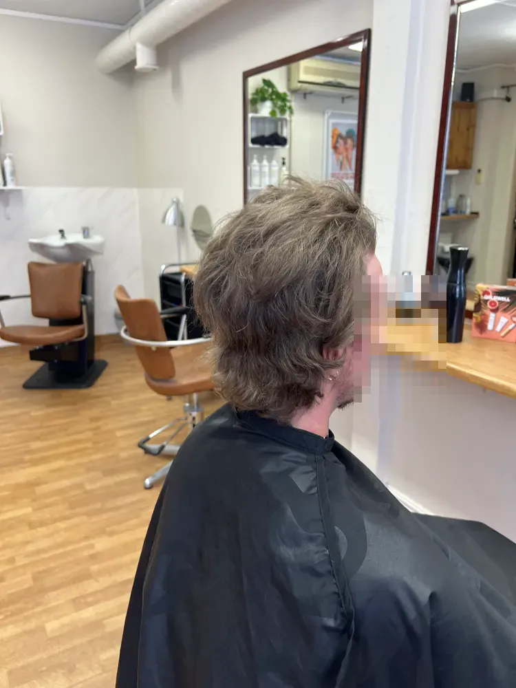 Före: buzzcut och blekning till vitblont hos Hårverket i Emmaboda
